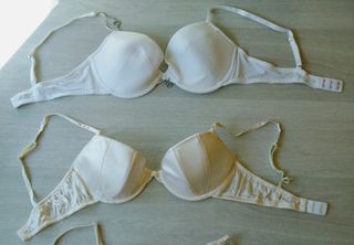 Sujetadores blancos elegantes sin estrenar 