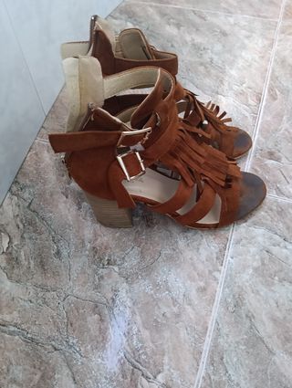 Sandalias tacón marrón mujer