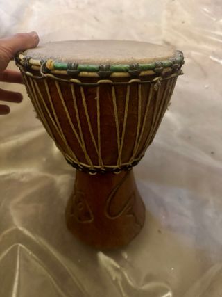 Bongo africano: piccolo e intarsiato