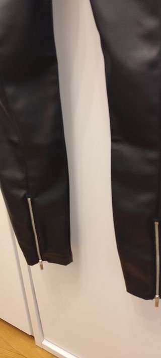 Pantalones Zara polipiel negros -talla M