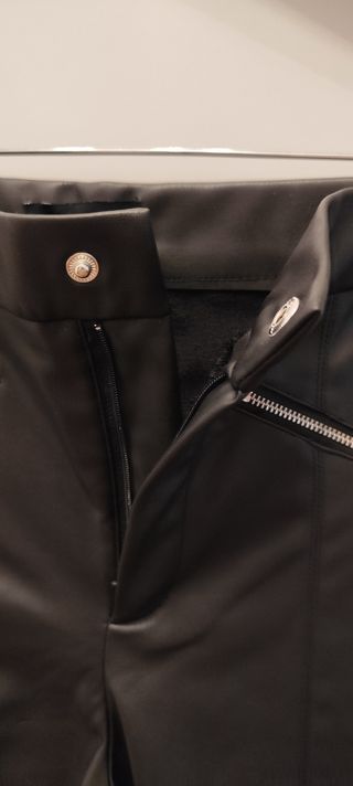 Pantalones Zara polipiel negros -talla M