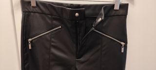 Pantalones Zara polipiel negros -talla M