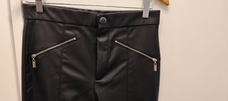 Pantalones Zara polipiel negros -talla M