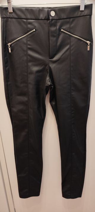 Pantalones Zara polipiel negros -talla M