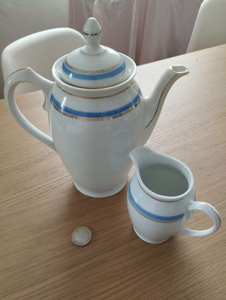 Cafetera y lechera porcelana azul y blanca a juego