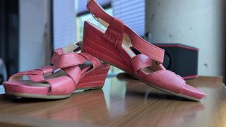 Sandalias cuña rojas Clarks