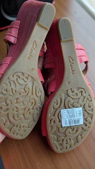 Sandalias cuña rojas Clarks