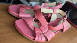 Sandalias cuña rojas Clarks