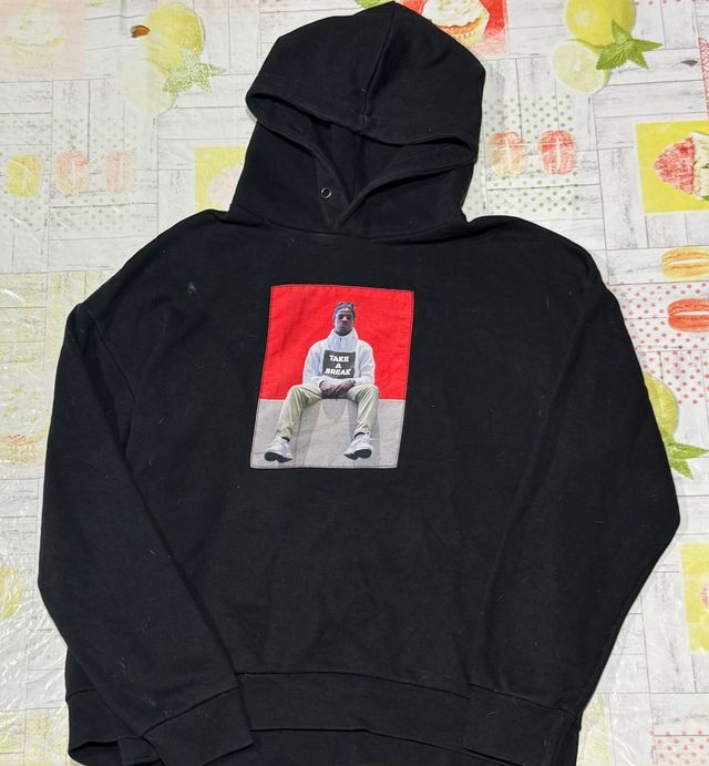 Sudadera negra con capucha