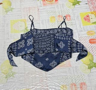 Top corto azul estampado