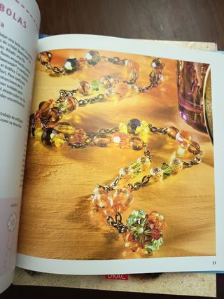 BISUTERÍA CON CUENTAS DE CRISTAL SWAROVSKI. LIB...