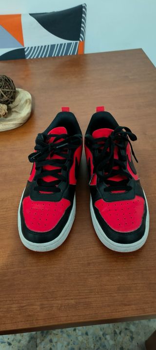 Zapatillas Nike rojas y negras