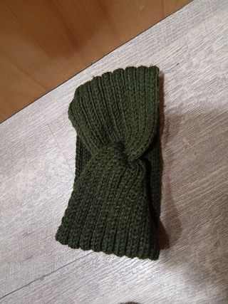 Diadema turbante de lana, color verde oscuro.