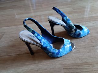 Sandalias Suitblanco azules, talla 36