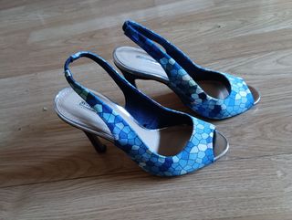 Sandalias Suitblanco azules, talla 36