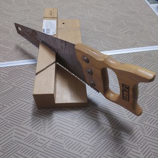 Serrucho y ingletadora de madera