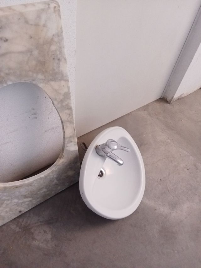 Lavabo porcelana blanco + encimera mármol