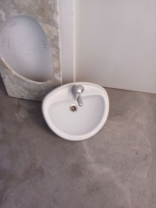 Lavabo porcelana blanco + encimera mármol