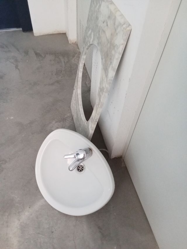 Lavabo porcelana blanco + encimera mármol