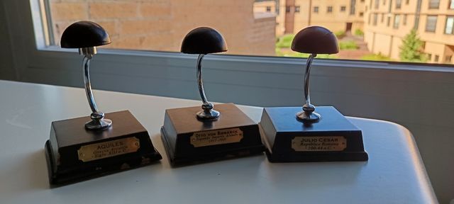 3 Figuras Premios Personajes Históricos