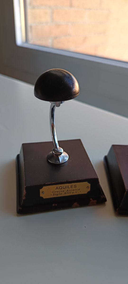 3 Figuras Premios Personajes Históricos