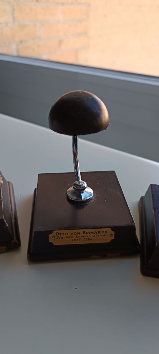 3 Figuras Premios Personajes Históricos