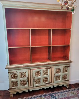 Precioso aparador labrado con pan de oro