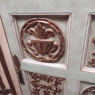 Precioso aparador labrado con pan de oro