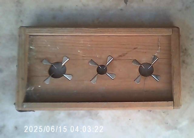 Due tavoli per tagliare le olive