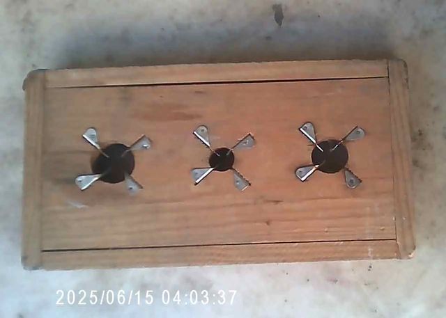 Due tavoli per tagliare le olive