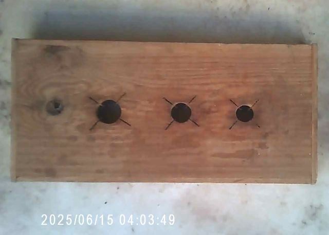 Due tavoli per tagliare le olive