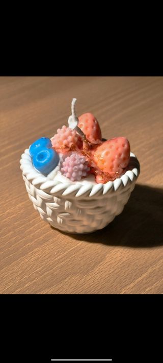 Vela artesanal em formato de cesta de frutas