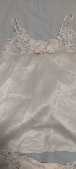 Lencería satén blanco roto.