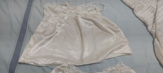 Lencería satén blanco roto.