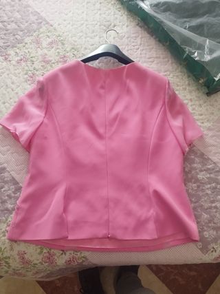 Vestido madrina boda rosa con fular a juego.