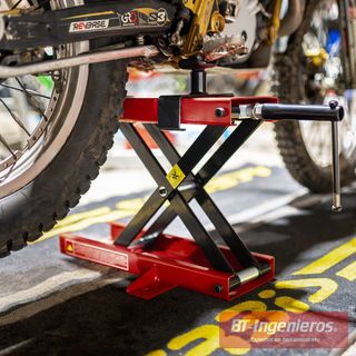Soporte elevador de tijera para moto con bases ajustables. 500 Kg.