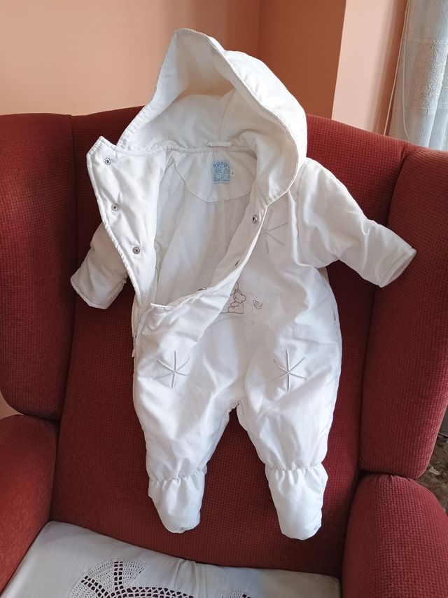 Buzo bebé acolchado blanco,
Ideal para días fríos