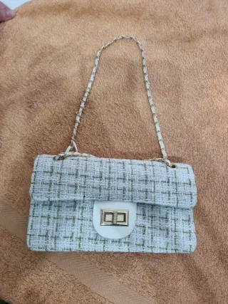 Bolso blanco y dorado