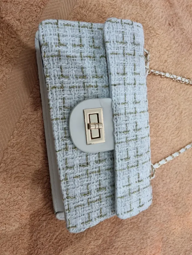 Bolso blanco y dorado