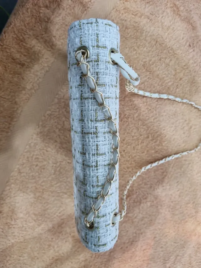 Bolso blanco y dorado