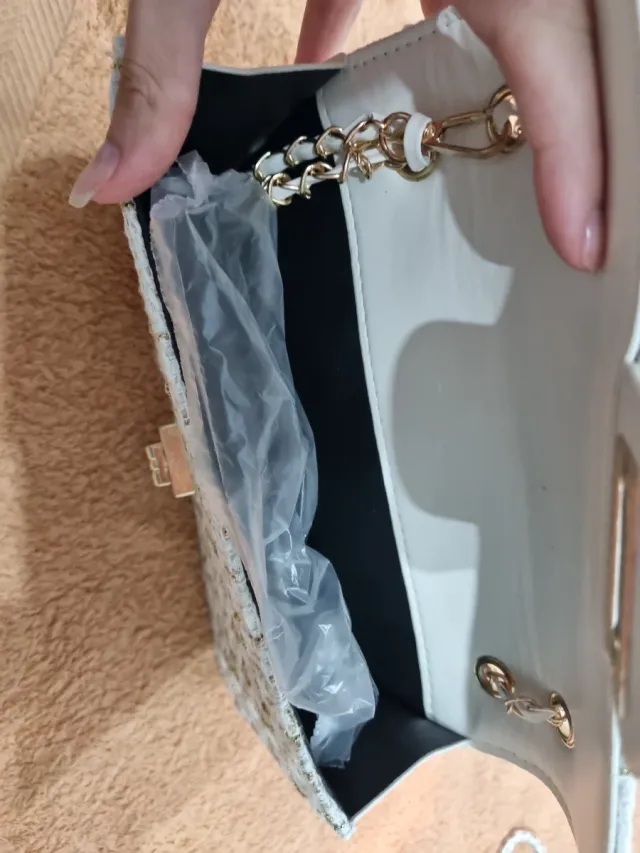 Bolso blanco y dorado