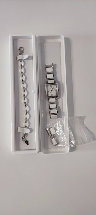 Reloj Lotus blanco y plateado