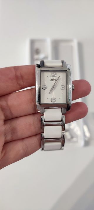 Reloj Lotus blanco y plateado