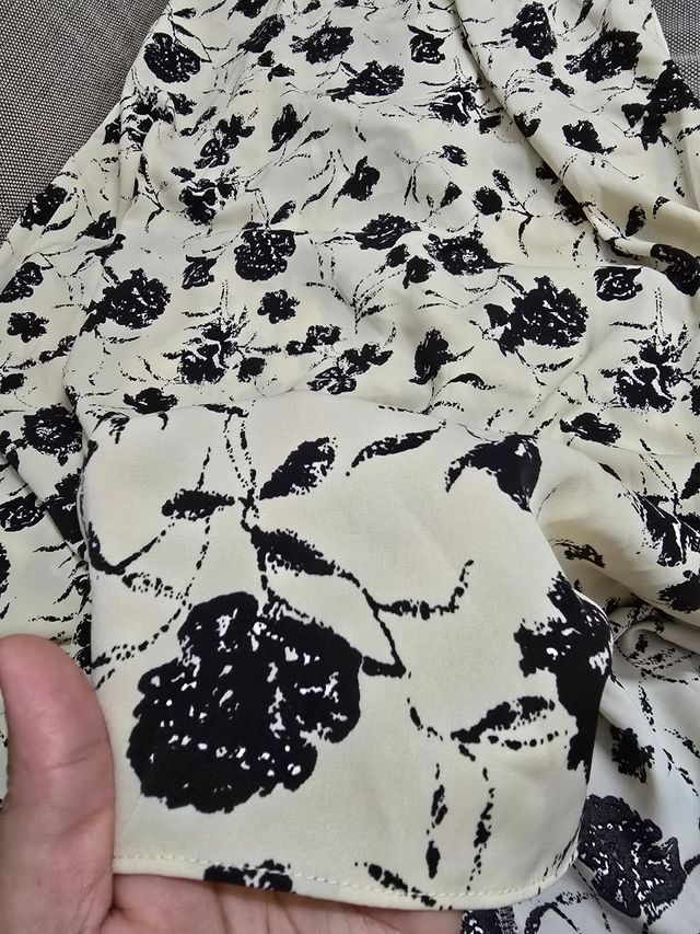 Vestido floral beige y negro