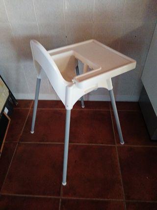 Silla alta bebé - blanca cuatro unidades en venta.