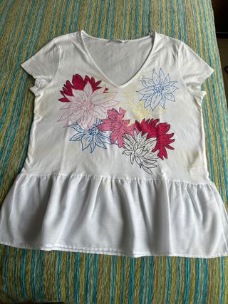 Camiseta blanca flores