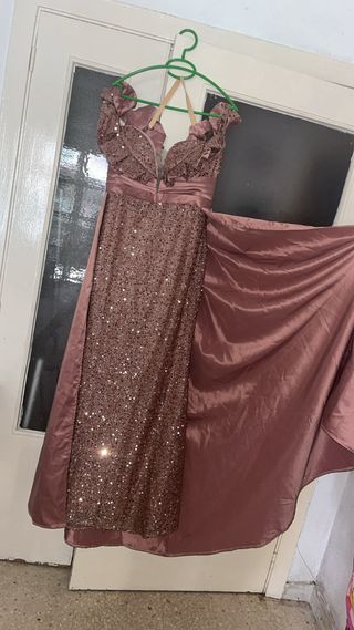 Vestido rosa palo con lentejuelas y cola