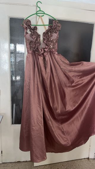 Vestido rosa palo con lentejuelas y cola