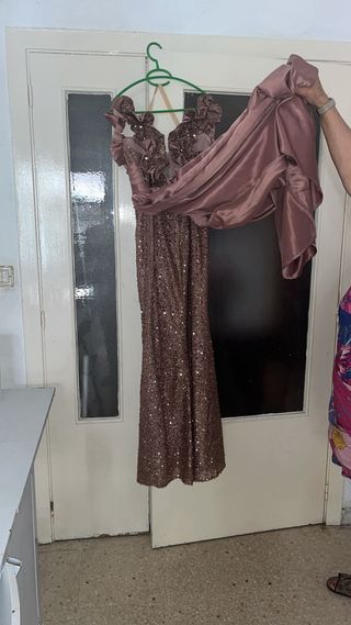 Vestido rosa palo con lentejuelas y cola