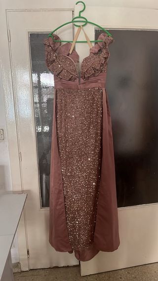 Vestido rosa palo con lentejuelas y cola